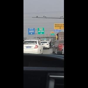 “为什么很多车没有后排中央头枕？能自己加装吗？”