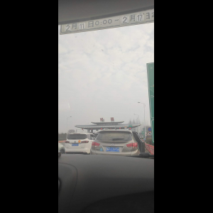 “为什么很多车没有后排中央头枕？能自己加装吗？”