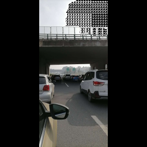 “为什么很多车没有后排中央头枕？能自己加装吗？”