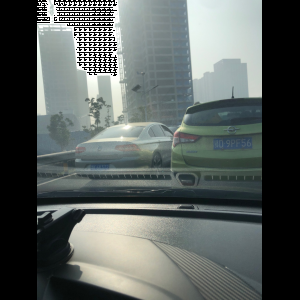 “为什么很多车没有后排中央头枕？能自己加装吗？”