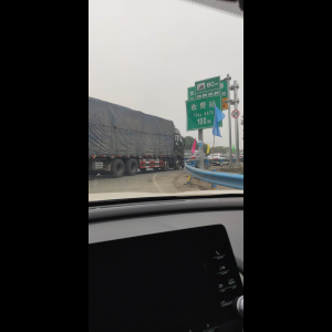 “为什么很多车没有后排中央头枕？能自己加装吗？”