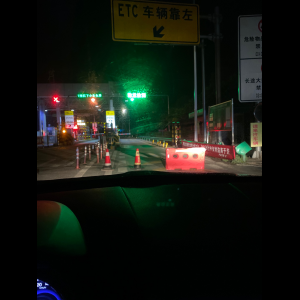“为什么很多车没有后排中央头枕？能自己加装吗？”
