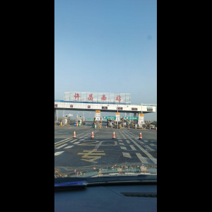 “为什么很多车没有后排中央头枕？能自己加装吗？”