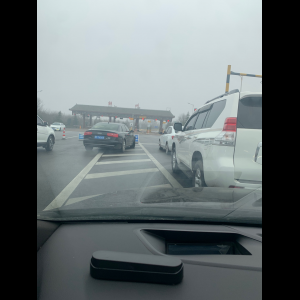 “为什么很多车没有后排中央头枕？能自己加装吗？”