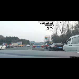 “为什么很多车没有后排中央头枕？能自己加装吗？”