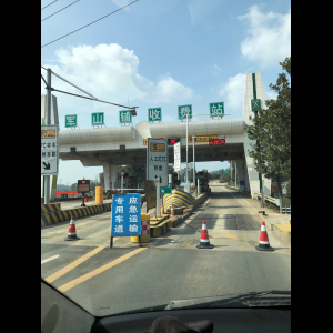“为什么很多车没有后排中央头枕？能自己加装吗？”