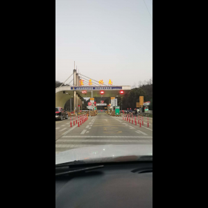 “为什么很多车没有后排中央头枕？能自己加装吗？”