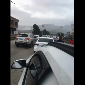 “为什么很多车没有后排中央头枕？能自己加装吗？”