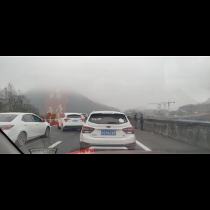 “为什么很多车没有后排中央头枕？能自己加装吗？”
