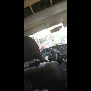 “为什么很多车没有后排中央头枕？能自己加装吗？”