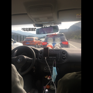“为什么很多车没有后排中央头枕？能自己加装吗？”
