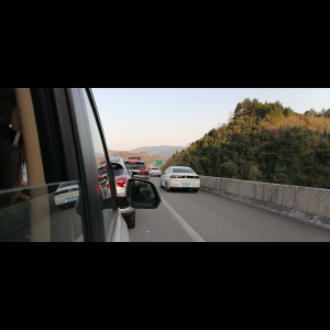 “为什么很多车没有后排中央头枕?能自己加装吗?”