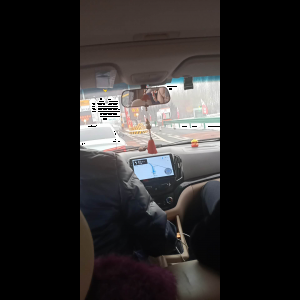“为什么很多车没有后排中央头枕？能自己加装吗？”