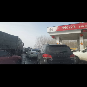 “为什么很多车没有后排中央头枕？能自己加装吗？”