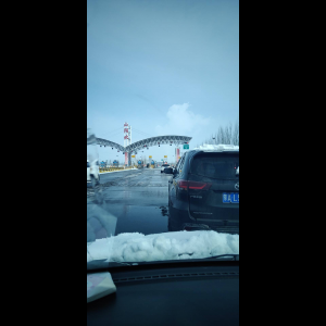 “为什么很多车没有后排中央头枕？能自己加装吗？”