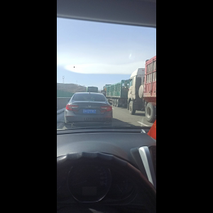 “为什么很多车没有后排中央头枕？能自己加装吗？”