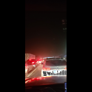 “为什么很多车没有后排中央头枕？能自己加装吗？”