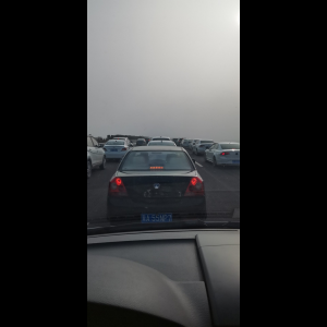 “为什么很多车没有后排中央头枕？能自己加装吗？”