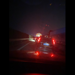 “为什么很多车没有后排中央头枕？能自己加装吗？”