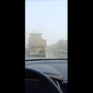 “为什么很多车没有后排中央头枕？能自己加装吗？”