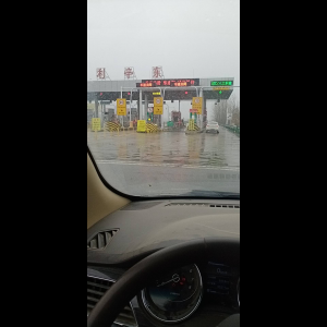 “为什么很多车没有后排中央头枕？能自己加装吗？”