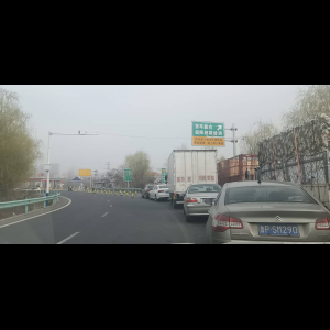 “为什么很多车没有后排中央头枕？能自己加装吗？”