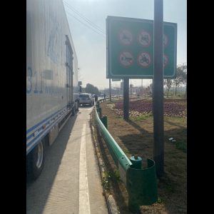 “为什么很多车没有后排中央头枕？能自己加装吗？”