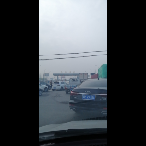 “为什么很多车没有后排中央头枕?能自己加装吗?”