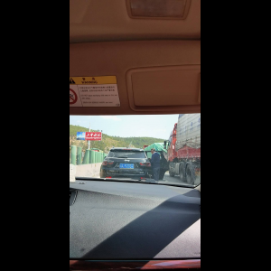 “为什么很多车没有后排中央头枕？能自己加装吗？”