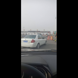 “为什么很多车没有后排中央头枕？能自己加装吗？”