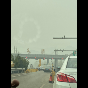 “为什么很多车没有后排中央头枕？能自己加装吗？”