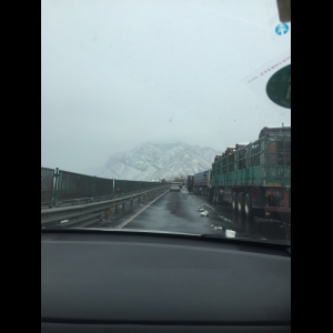 “为什么很多车没有后排中央头枕？能自己加装吗？”