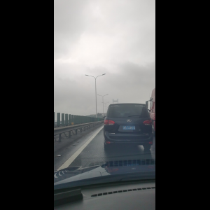 “为什么很多车没有后排中央头枕？能自己加装吗？”