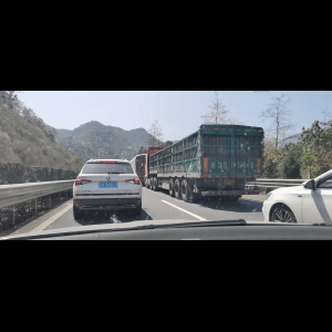 “为什么很多车没有后排中央头枕？能自己加装吗？”