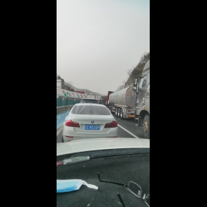 “为什么很多车没有后排中央头枕？能自己加装吗？”