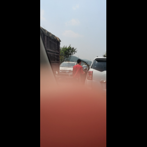 “为什么很多车没有后排中央头枕？能自己加装吗？”