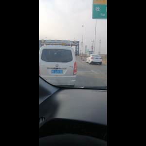 “为什么很多车没有后排中央头枕？能自己加装吗？”