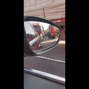 “为什么很多车没有后排中央头枕？能自己加装吗？”