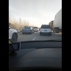 “为什么很多车没有后排中央头枕？能自己加装吗？”