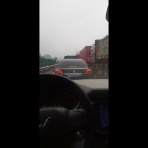 “为什么很多车没有后排中央头枕？能自己加装吗？”