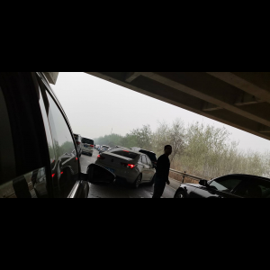 “为什么很多车没有后排中央头枕？能自己加装吗？”