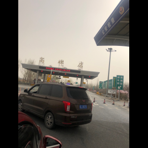 “为什么很多车没有后排中央头枕？能自己加装吗？”