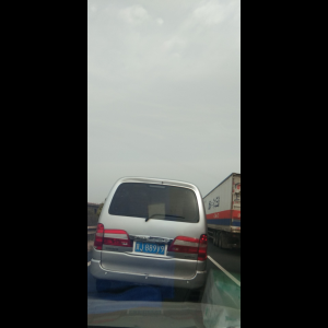 “为什么很多车没有后排中央头枕？能自己加装吗？”