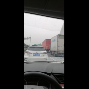 “为什么很多车没有后排中央头枕？能自己加装吗？”