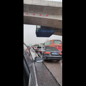 “为什么很多车没有后排中央头枕？能自己加装吗？”
