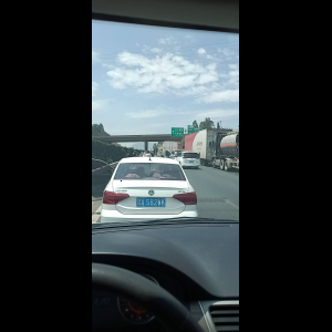 “为什么很多车没有后排中央头枕？能自己加装吗？”
