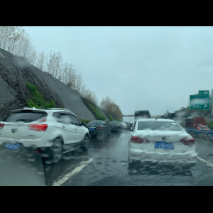 “为什么很多车没有后排中央头枕？能自己加装吗？”
