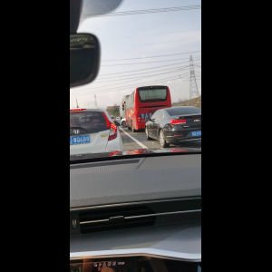 “为什么很多车没有后排中央头枕？能自己加装吗？”