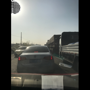 “为什么很多车没有后排中央头枕？能自己加装吗？”
