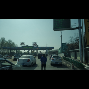 “为什么很多车没有后排中央头枕？能自己加装吗？”
